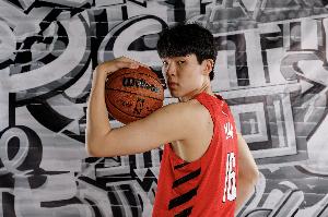 星空体育官网-美记：杨瀚森是夏联表现最好的大个子 他的传球&amp;预判让我眼前一亮